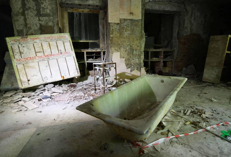 Bildet viser et forfallent badekar i et forfallent rom i byen Pripjat i Ukraina.