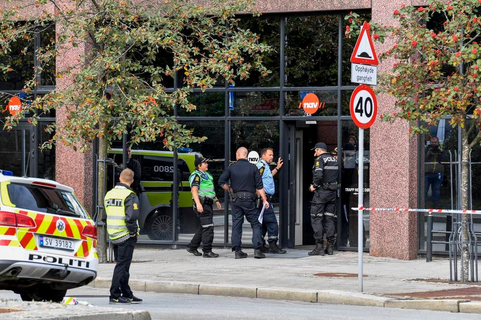 Væpnet politi rykket ut til et Nav-kontor på Danmarksplass i Bergen mandag formiddag. To personer ble knivstukket.
Foto: Marit Hommedal / NTB