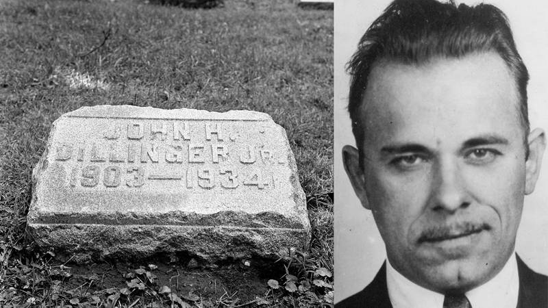 Bildet er satt sammen av to. Det ene viser gravsteinen til John Dillinger. Det andre bildet er et portrett av Dillinger tatt av politiet.