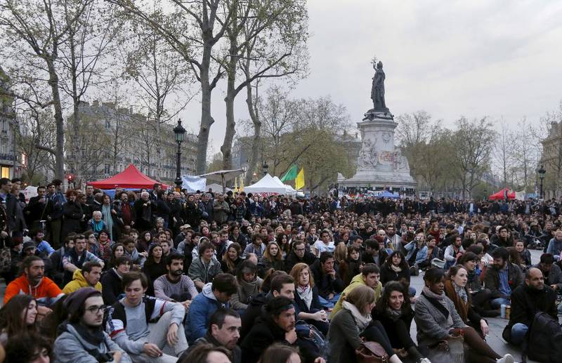 Bildet viser Place de la Republique i Paris. Det er tett med demonstranter på plassen. I bakgrunnen er det en statue. 