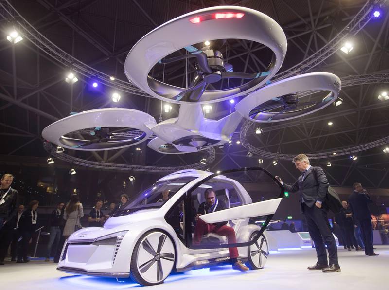 Bildet viser en drone-taxi fra Airbus på en utstilling.