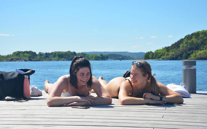SOMMER: Caroline Bergan og Amalie Fossland er opptatt av å beskytte huden sin med solkrem.