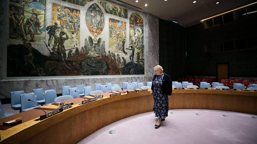 Bildet viser statsminister Erna Solberg på besøk i salen der Sikkerhetsrådet holder til.
