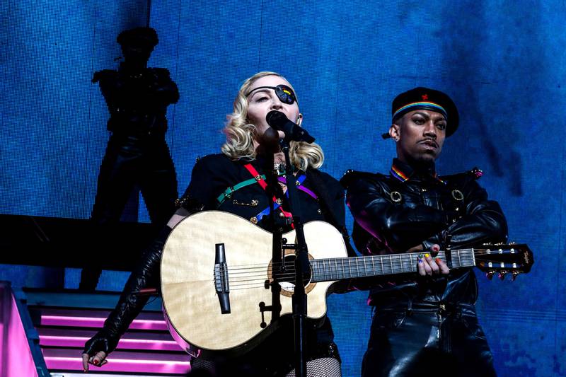 Bildet viser artisten Madonna på scenen under Pride i New York i USA.