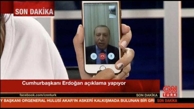 Bildet president Recep Tayyip Erdogan. Han blir intervjuet via Facebook.