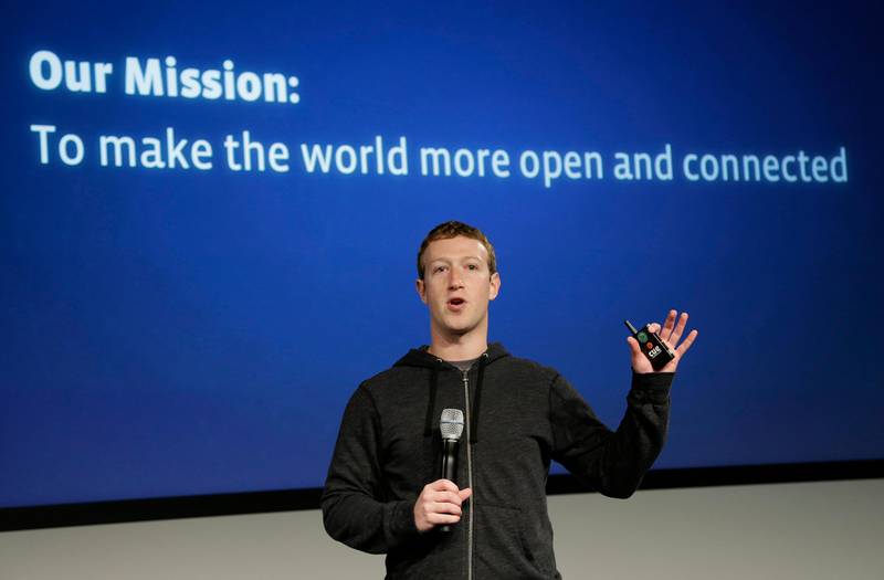 Bildet viser Mark Zuckerberg som snakker på en presentasjon i 2012. 