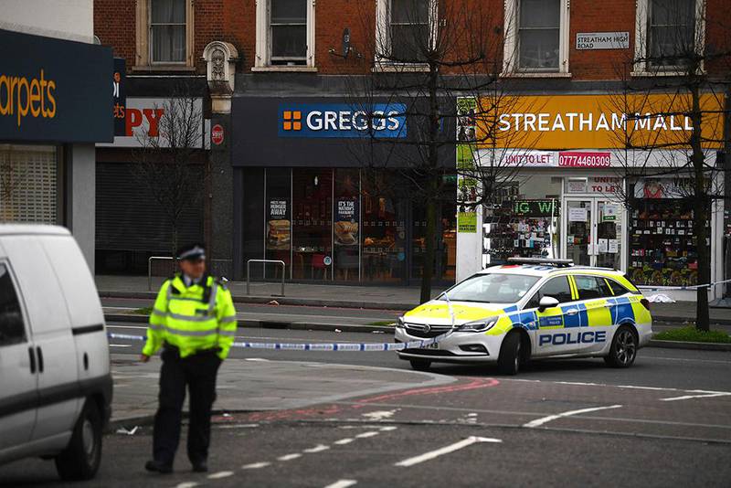Bildet viser politibil og politisperringer i Streatham i London etter at to personer ble knivstukket søndag.