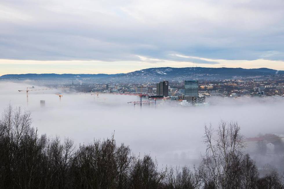 Bildet viser et teppe av tåke over Oslo sentrum.