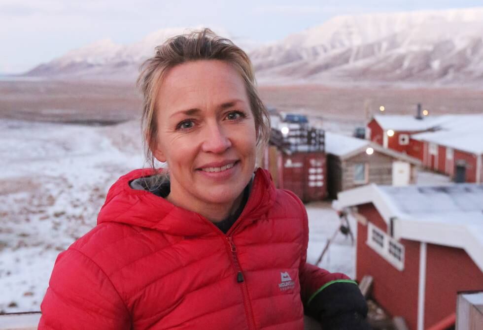 Bildet viser Karina Bernlow foran hundegården hun driver. Hun har bodd på Svalbard i 11 år, men er dansk statsborger. Med nye regler får verken hun, mann eller barn stemme ved neste lokalvalg i Longyearbyen.