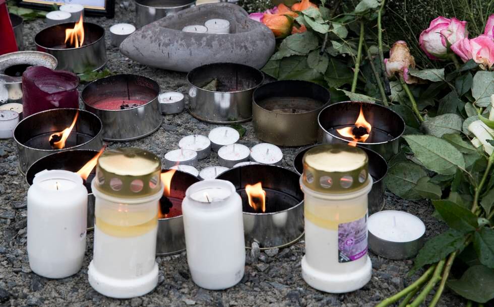 Bildet viser blomster og lys til minne om de døde etter en helikopterulykke i Alta.