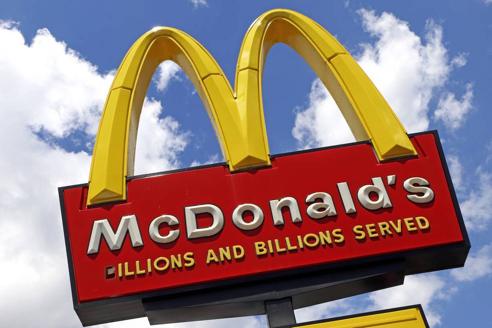 Bildet viser et McDonalds-skilt. McDonalds forlater Russland. McDonalds er et amerikansk selskap.