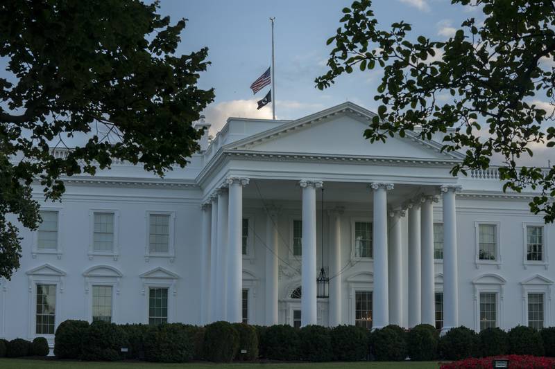 Det ble flagget på halv stang ved Det hvite hus i Washington torsdag. Foto: Gemunu Amarasinghe / AP / NTB