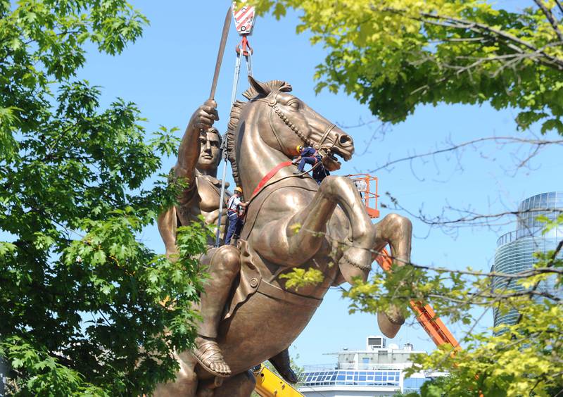 Bildet viser en statue av kongen Aleksander den store. Han sitter på en hest.