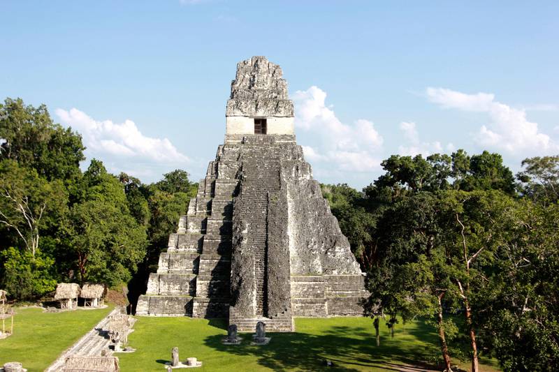 Biletet viser eit mayatempel frå nasjonalparken Tikal i Guatemala.