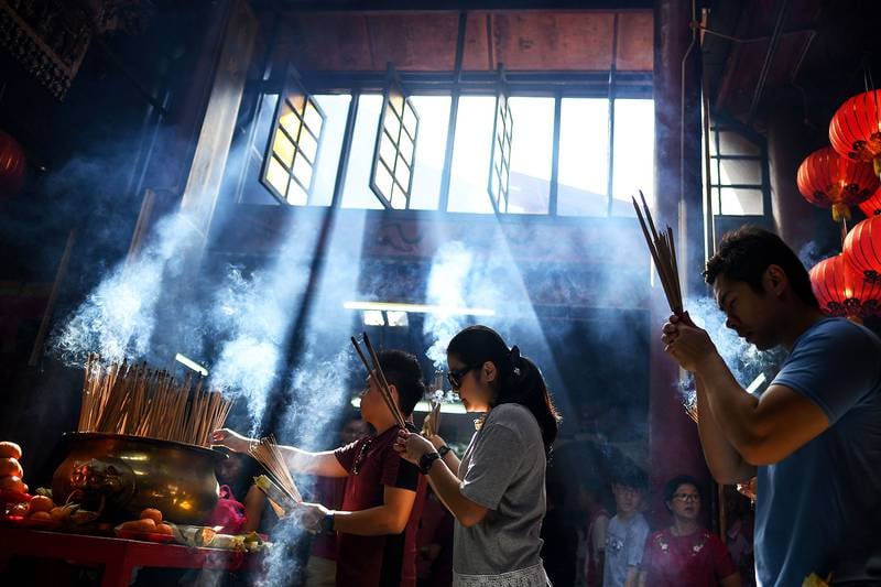 Malaysia: Kinesere ber og brenner røkelse. De ber om hell og lykke. Seansen skjer i templet Sin Sze Si Ya i Kualalumpur i Malaysia.  