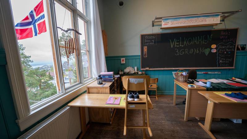 Bildet viser et klasserom i Oslo. Det står «velkommen» på tavla.