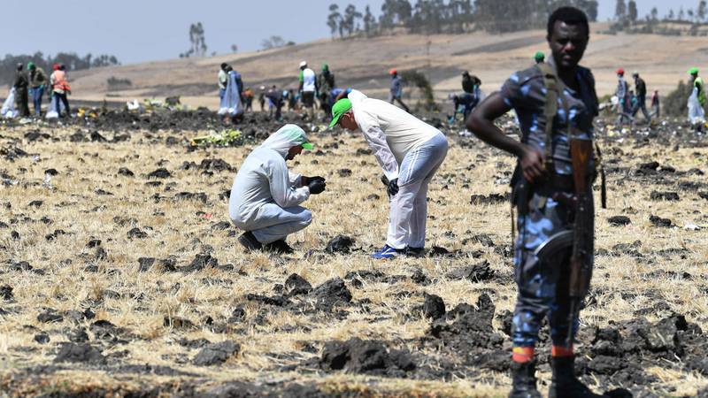 Bildet viser eksperter som er på stedet der et fly fra Ethiopian Airlines styrtet.