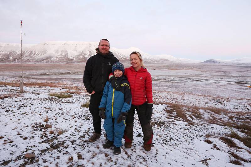 Bildet viser familien som driver Greendog på Svalbard.