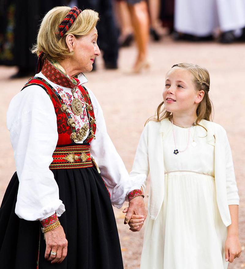 Bildet viser Ingrid Alexandra sammen med dronning Sonja. De holder hender etter Marius Borg Høibys konfirmasjon i 2012. 