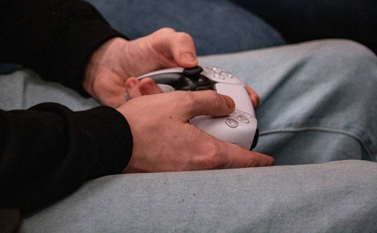 Magnus holder en Playstation-kontroller i hånden.