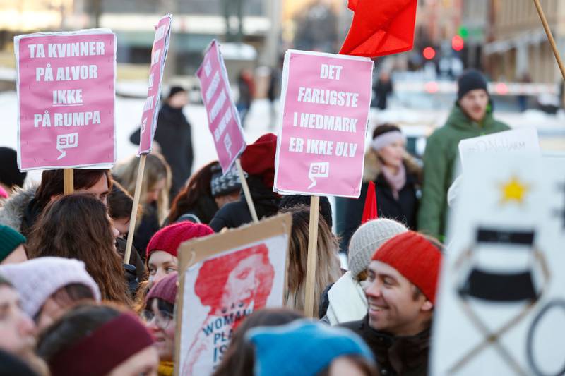 Bildet viser en marsj mot seksuell trakassering.