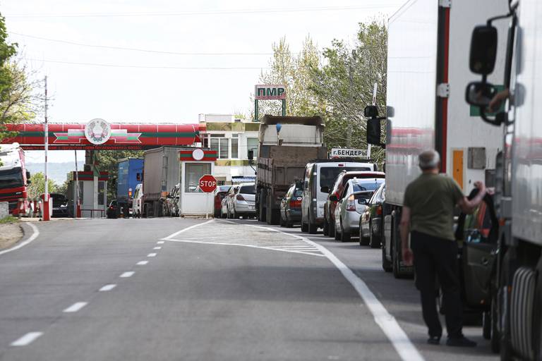Bildet er av biler på vei fra Transnistria mot Moldova. De står i kø for å krysse grensa. Foto: Aurel Obreja / AP / NTB