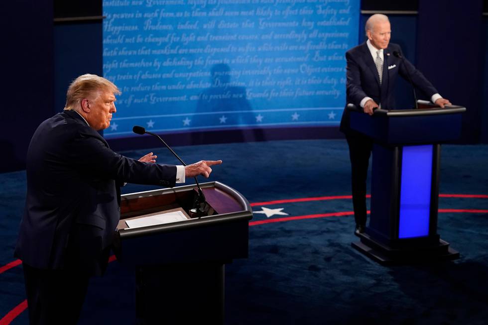 Bildet er av Donald Trump og Joe Biden. De står bak hver sin talerstol.