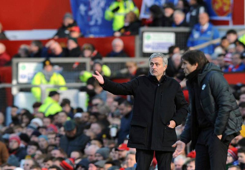 Bildet viser Jose Mourinho (til venstre) og Antonio Conte på sidelinja under en kamp.
