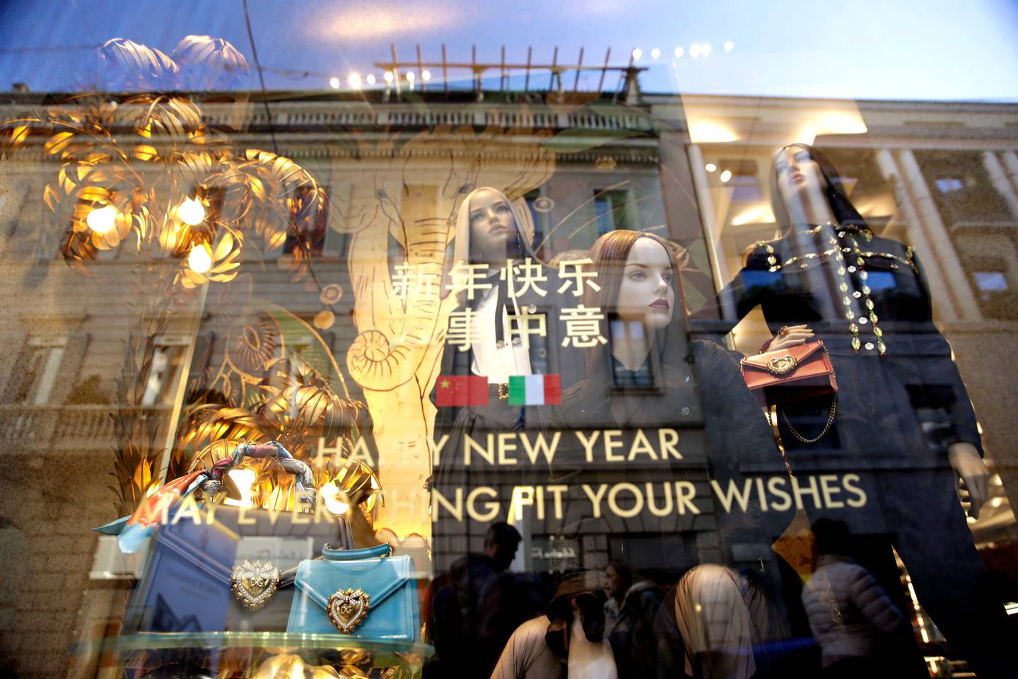 Bildet viser et utstillingsvindu i Milano. På vinduet er det skrevet lykkeønskninger rettet mot kinesere. Anledningen er kinesisk nyttår.
