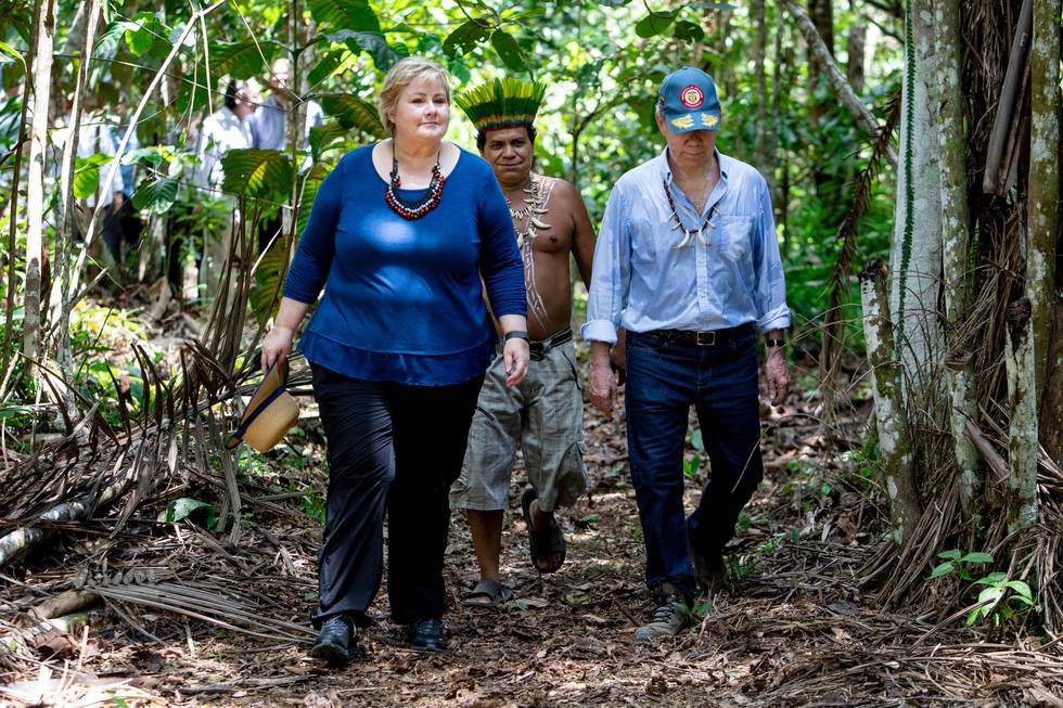Bildet viser statsminister Erna Solberg på besøk i en regnskog i Colombia.
