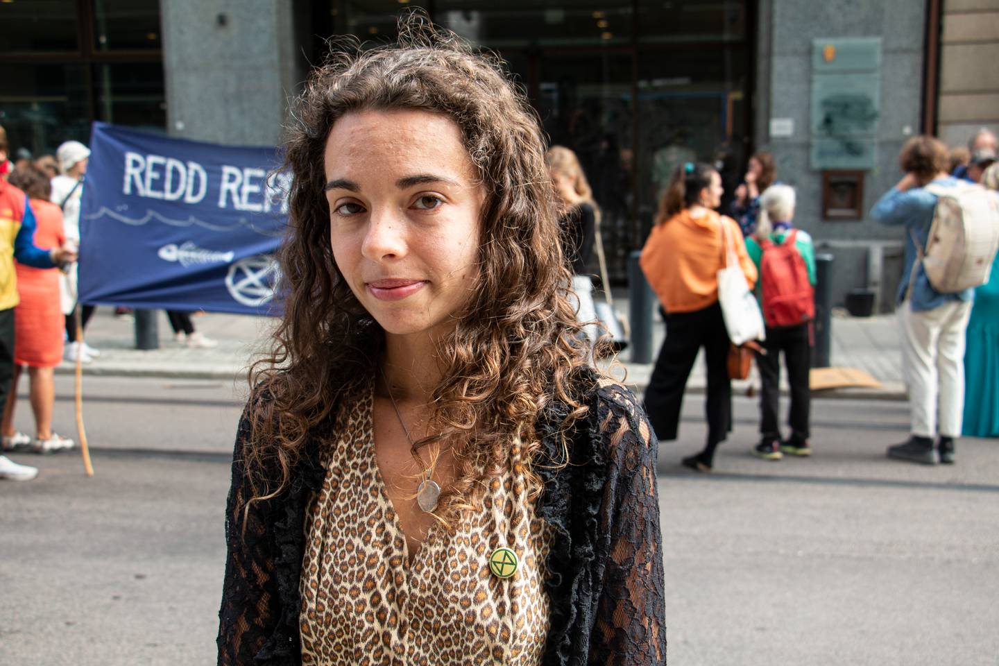 Sara står foran klima og miljødepartementet. De har nettopp hatt en demonstrasjon hvor de har brukt svart konditorfarge på dørene.