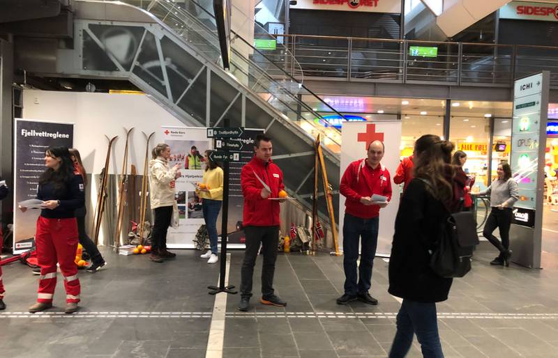Bildet viser folk fra Røde Kors og Den Norske Turistforening som deler ut informasjon i Oslo. 