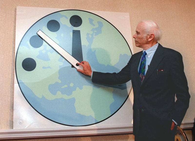 Bildet viser at klokka stilles til ni minutter på midnatt i 1998.