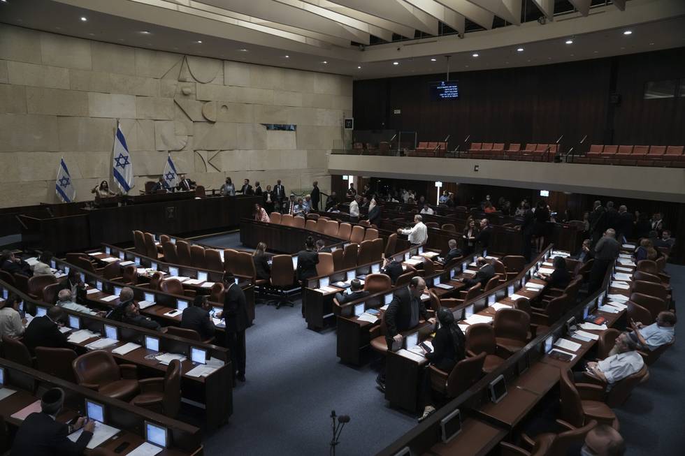 Bildet er av politikere som sitter på plassene sine i Knesset. Foto: Maya Alleruzzo / AP / NTB