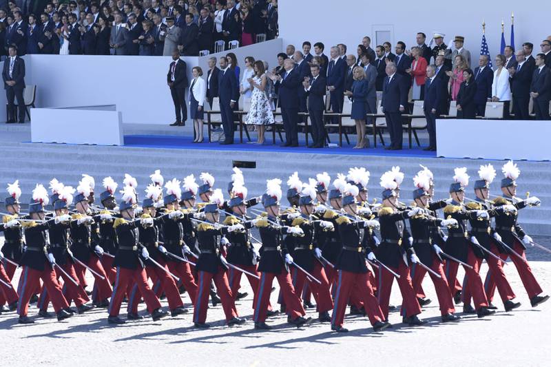 Bildet viser soldater som marsjerer i paraden i Paris i Frankrike.
