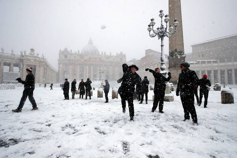 Bildet viser studenter som kaster snøball i Roma.