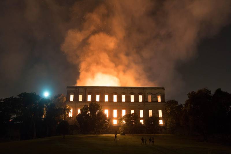 Bildet viser museumet i flammer i Rio de Janeiro i Brasil.