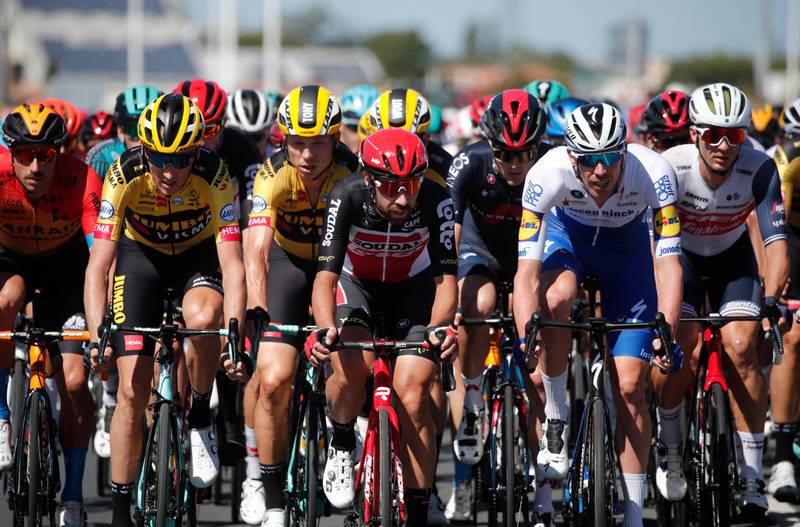 Bildet er av sykkelrytterne i Tour de France. Bildet er fra starten av den tiende etappen i 2020.