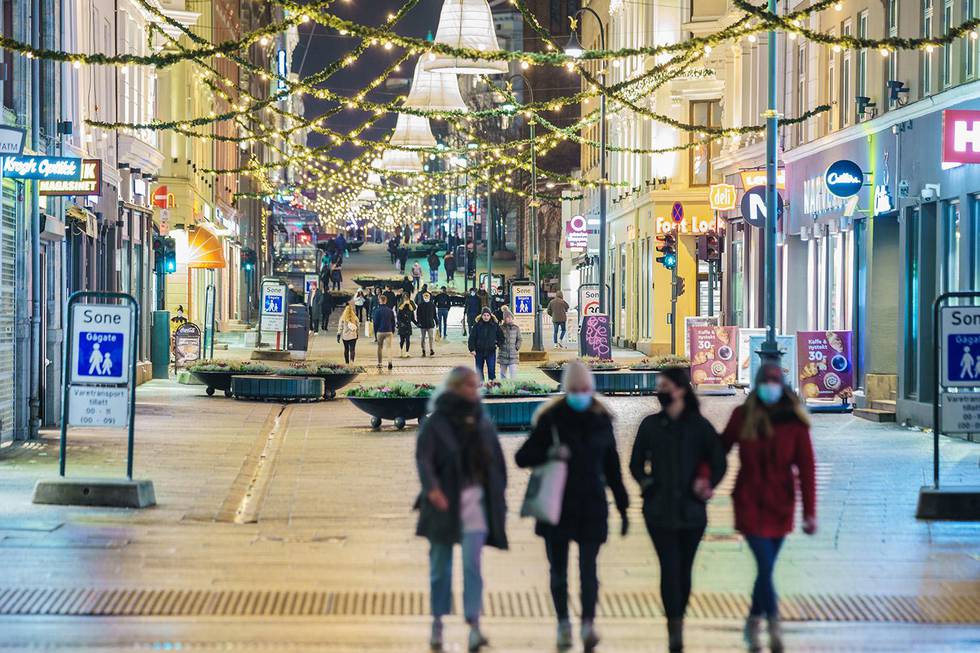 Oslo 20201204. Karl Johans gate i Oslo er pyntet til jul for de som er på julehandel.Foto: Stian Lysberg Solum / NTB