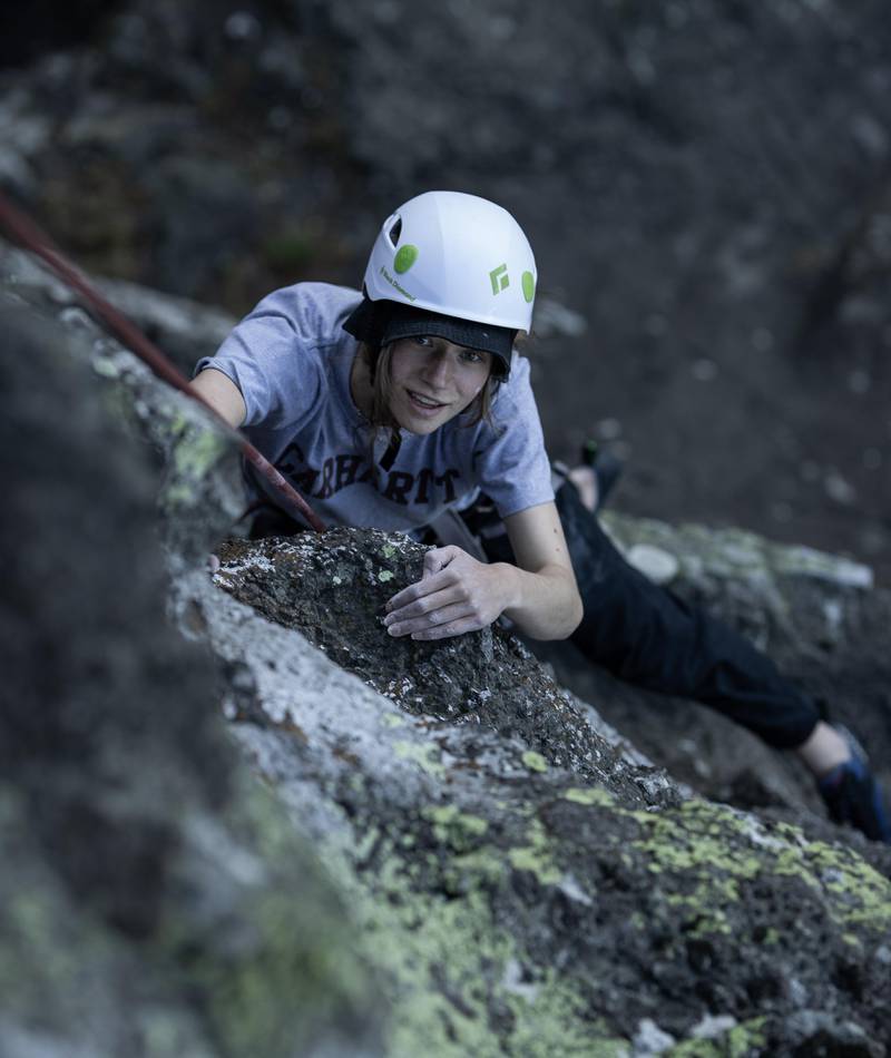 Bildet er av Sigrid Oledal som klatrer opp en fjellvegg. Bildet er tatt ovenfra og ned.