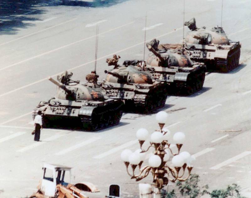 Bildet viser den berømte mannen som stilte seg foran stridsvogner på Den himmelske freds plass i Beijing, 5. juni 1989.