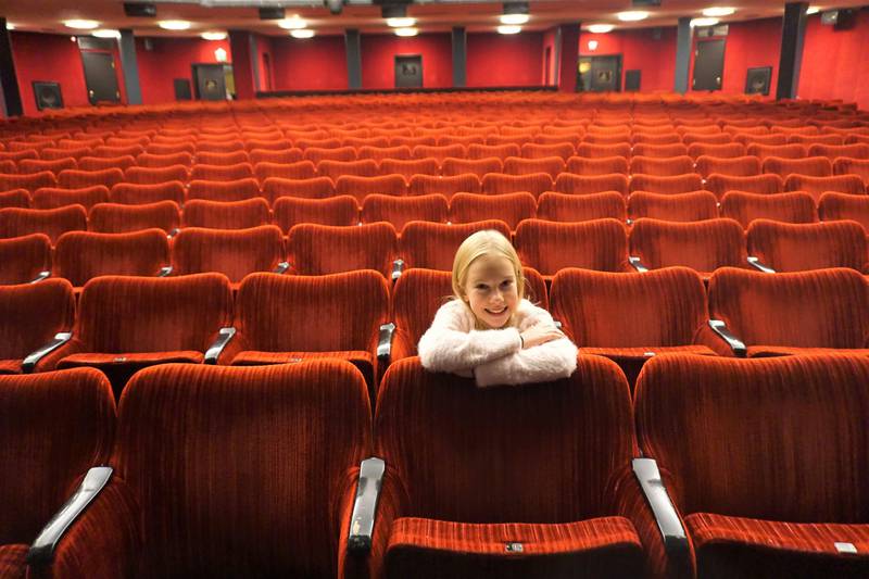 Bildet viser Mia Alegria Ulimoen i teatersalen.