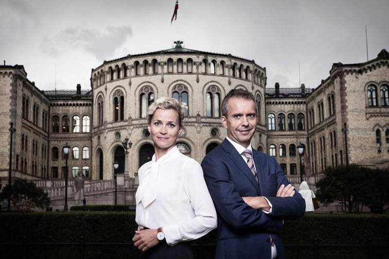 Bildet viser journalister foran Stortinget. De dekker valget for NRK.