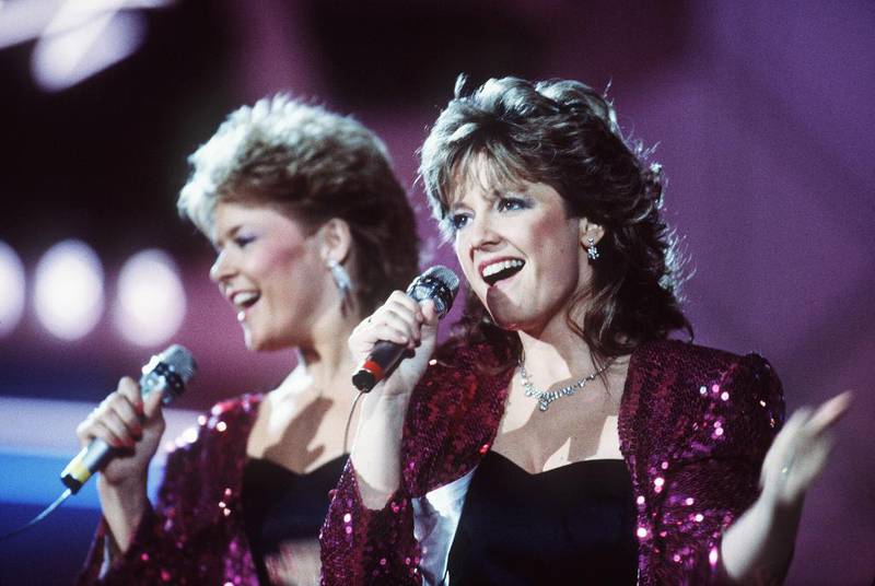 Bildet viser norske Bobbysocks i 1985. Elisabeth Andreassen og Hanne Krogh vant med låta «La det swinge». 