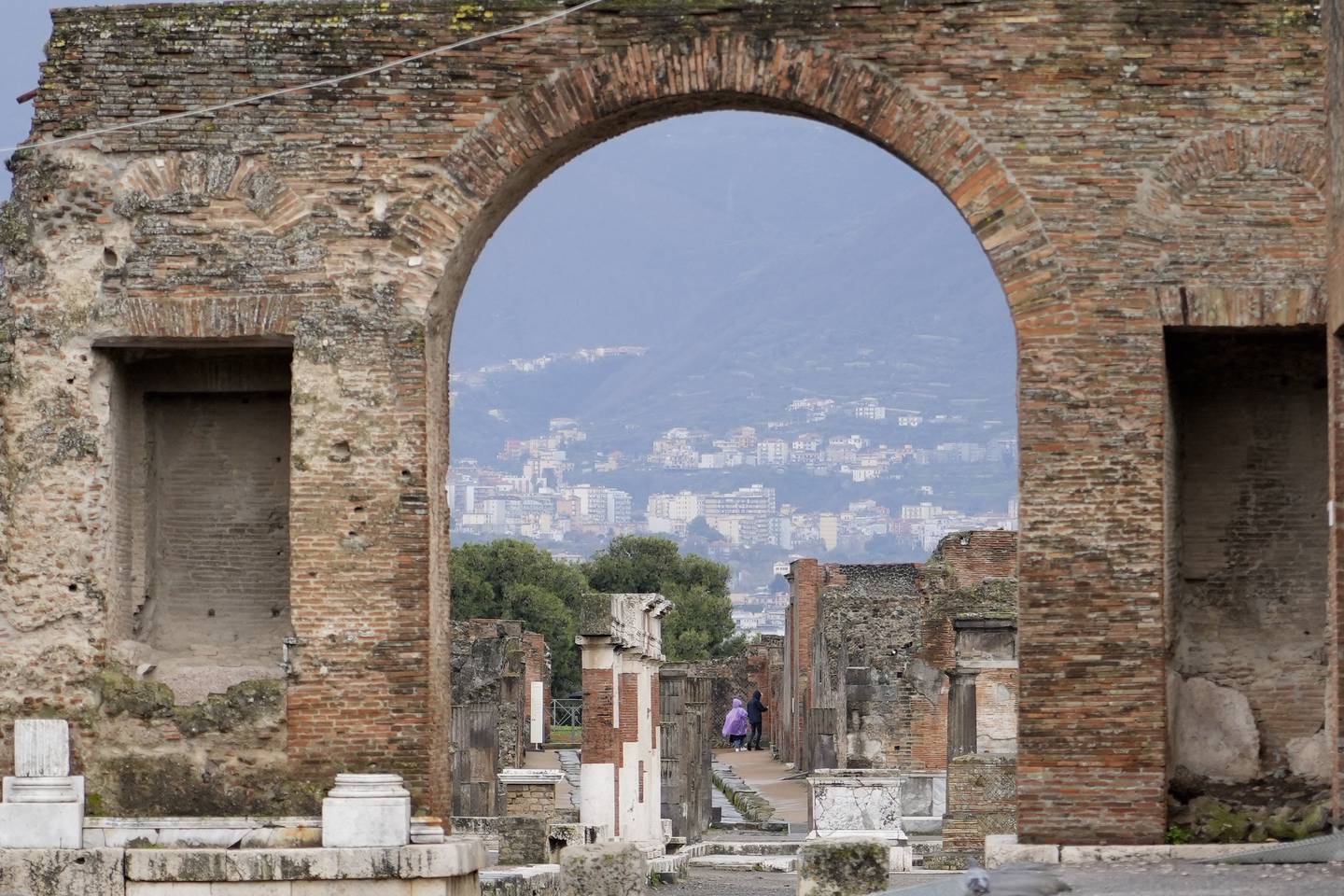 Turister på tur i ruinene av Pompeii, som ble ødelagt av et vulkanutbrudd for nesten to tusen år siden. Foto: Gregorio Borgia / AP / NTB