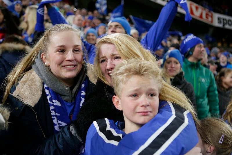 Bildet viser tre fans som gråter etter at Hødd vant over Tromsø i cupfinalen i 2012.