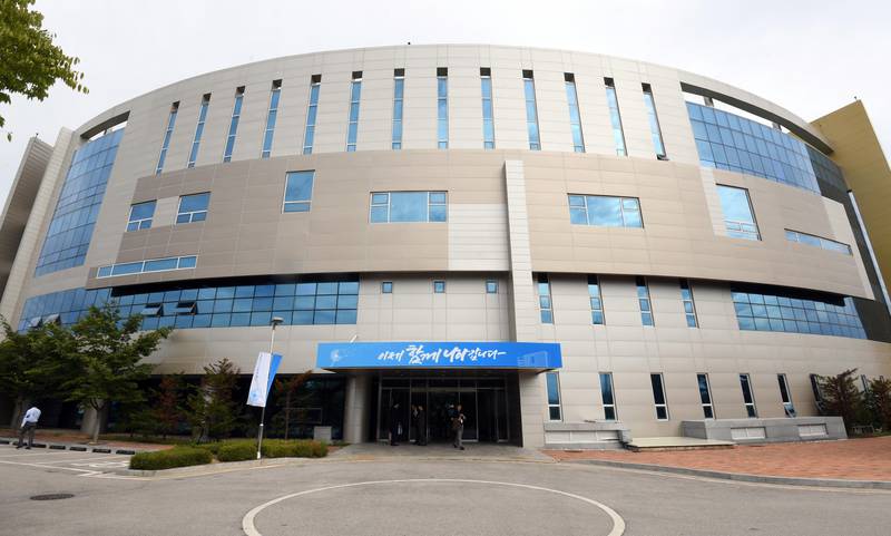 Bildet viser kontoret for samarbeid i byen Kaesong. Det har store vindusflater og en buet fasade.