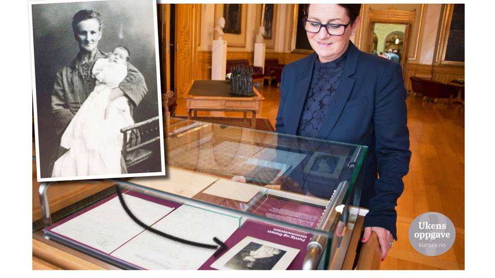 Bildet viser stortings-president Tone W. Trøen. Hun ser på en monter som forteller om Karoline Larsen. Et innfelt bilde i svart hvitt viser Larsen.