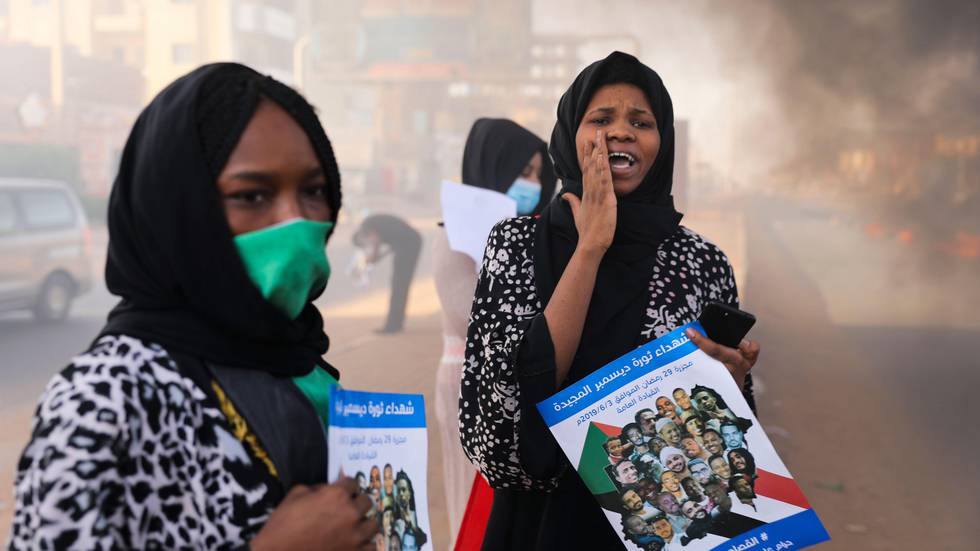 Bildet viser kvinner i Sudan som er med i en demonstrasjon.