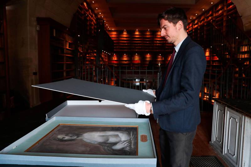 Bildet viser Mathieu Deldicque som holder bildet av den nakne Mona Lisa.